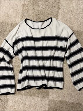 Women’s Black & White Striped Lightweight Knit Sweater Long Sleeve Relaxed Fit